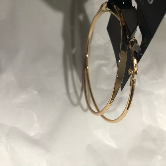 Guess gold plated 3” flat & round ede circular hoop earrings. new - Picture 14 of 15